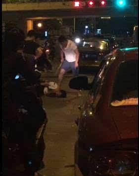 踩脖子视频,揭秘踩脖子视频背后的真相与警示