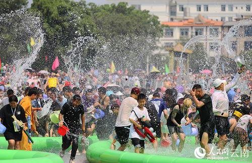 云南泼水节视频,共度云南泼水节盛况
