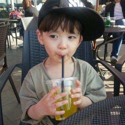 漂亮小男孩图片大全,精选可爱小男孩萌照集锦