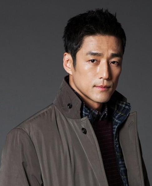 韩国演员池珍熙,跨越影视界的璀璨明星