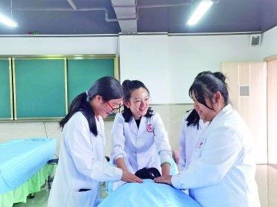 韩国学生帮老师按摩,帮老师按摩成校园温馨新风尚