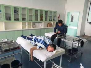 韩国学生帮老师按摩,帮老师按摩成校园温馨新风尚