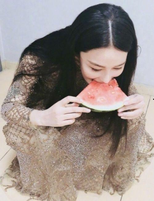 杨颖吃瓜爆料图片高清,高清图揭秘娱乐圈幕后真相