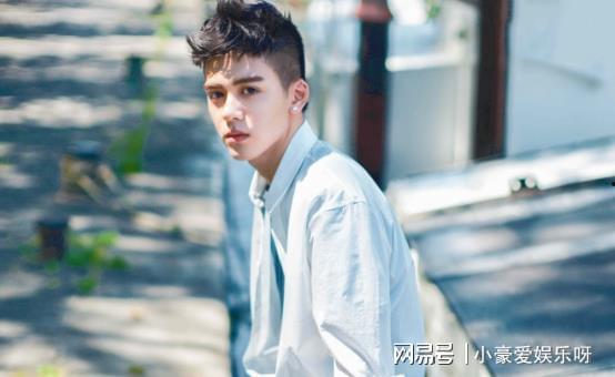 曾舜晞会几国语言