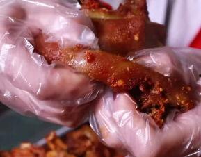 吃猪蹄的视频,一口咬下满满的胶原蛋白！