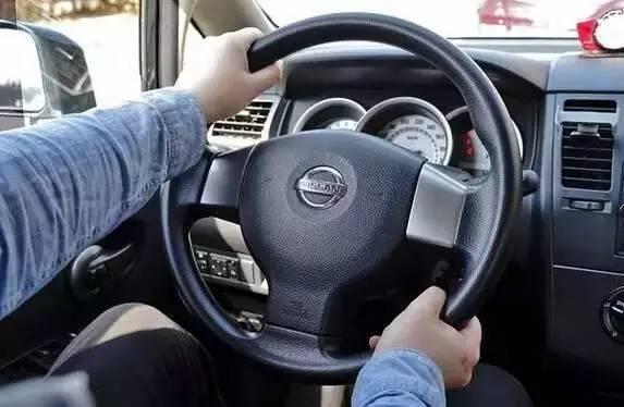 标准单手打方向盘视频,跟随专业视频学操控